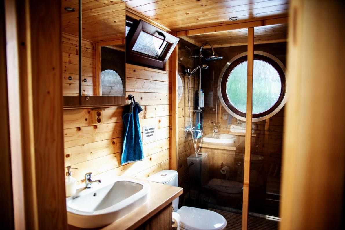 Hotel Houseboat Bonanza Prague Extérieur photo